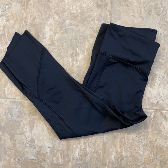 Under Armour women’s black crop leggings - Picture 5 of 6